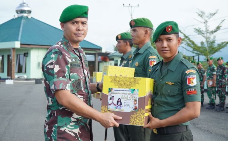  Kodim 1311/Morowali Bagikan Bingkisan Lebaran Kepada Prajurit Sekaligus Lepas Cuti Lebaran