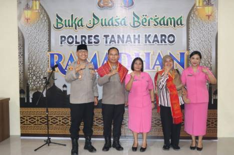  Polres Tanah Karo Lepas Dua Personel Purna Bakti