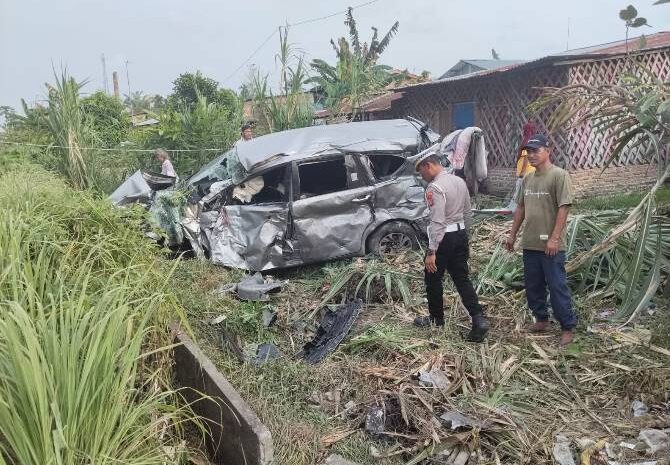  Innova Diseruduk KA Sribilah Utama di Perlintasan Sei Rampah, Satu Orang Luka