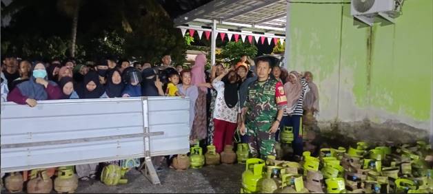  Babinsa Koramil 1311-09/Bahodopi Pantau Langsung Penyaluran Gas Elpiji 3 Kg di Desa Labota