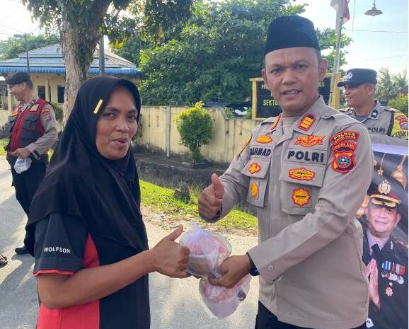  Tebar Kebaikan di Bulan Ramadhan, Polsek Indrapura dan Bhayangkari BagikanTakjil Kapada Masyarakat