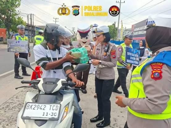  Sat Lantas Polres Simalungun Bagi-Bagi Takjil Ke Pengguna Jalan