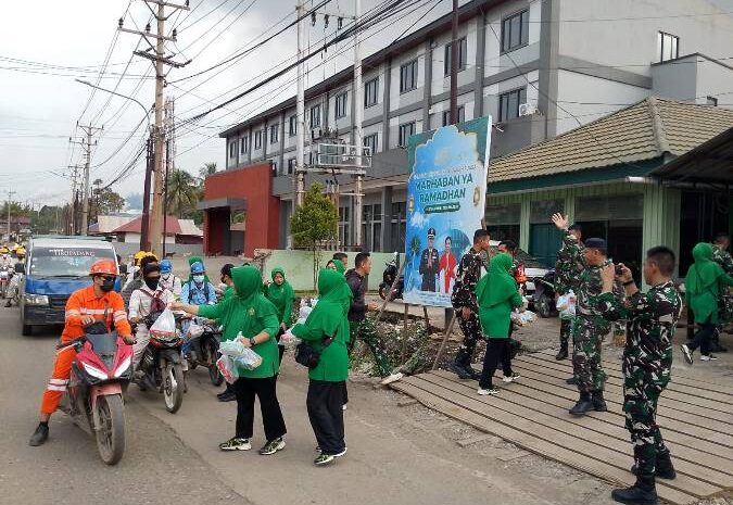  Koramil 1311-09/Bahodopi Bagikan Takjil dan Gelar Buka Puasa Bersama
