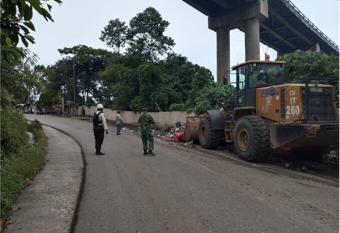  Karya Bhakti Bersihkan Sampah, Babinsa Koramil Bahodopi Bersama Pemdes dan PT IMIP Turun Tangan