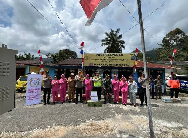  Kapolres Pakpak Bharat, Forkopimda Bersama Bhayangkari Berikan Bingkisan Kepada Personil di Pos PAM dan Pos Pelayanan