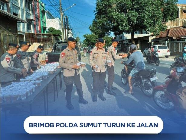  Brimob Polda Sumut Turun ke Jalan, Bagikan Takjil Untuk Warga Yang Berpuasa