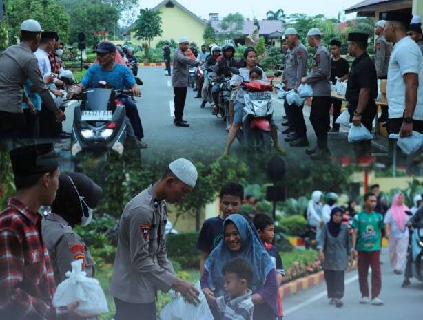  Aksi Humanis Brimob Sumut, Hangatkan Ramadhan Dengan Berbagi Takjil Untuk Sesama