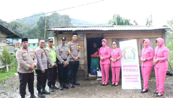  Kapolres Pakpak Bharat dan Ketua Bhayangkari Berikan Bansos Kepada Masyarakat Kurang Mampu dan Panti Asuhan