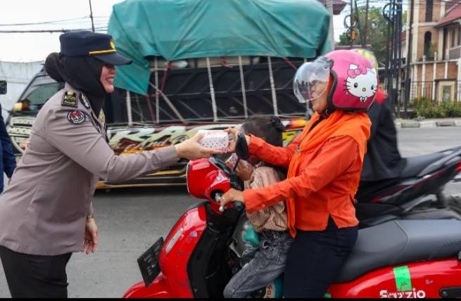  Semangat Ramadhan, Bid Humas Polda Sumut Turun ke Jalan Berbagi Takjil untuk Masyarakat