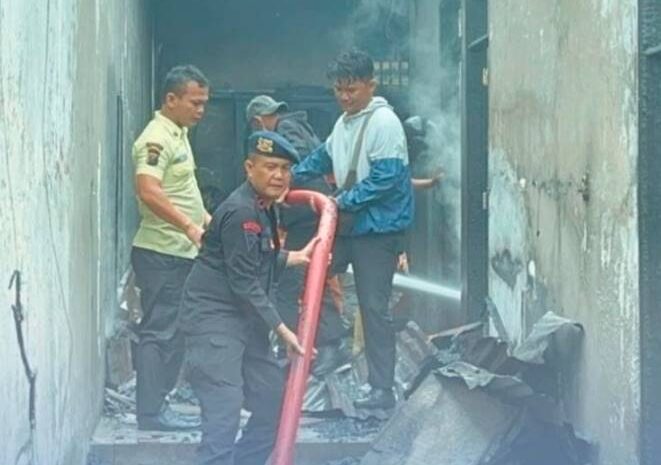  Brimob Sumut Bantu Padamkan Kebakaran di Pematangsiantar