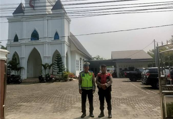  Satlantas dan Personil Polsek Labuhan Ruku Kawal Ummat Kristiani Beribadah di Gereja Sei Balai