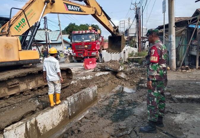  Babinsa Koramil 1311-09/Bahodopi Dampingi Pemasangan Plat Beton Selokan di Desa Fatufia