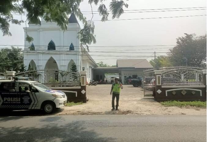  Polsek Labuhan Ruku Jaga Keamanan Ibadah Jumat Agung, Pastikan Umat Beribadah Dengan Khusyuk dan Damai