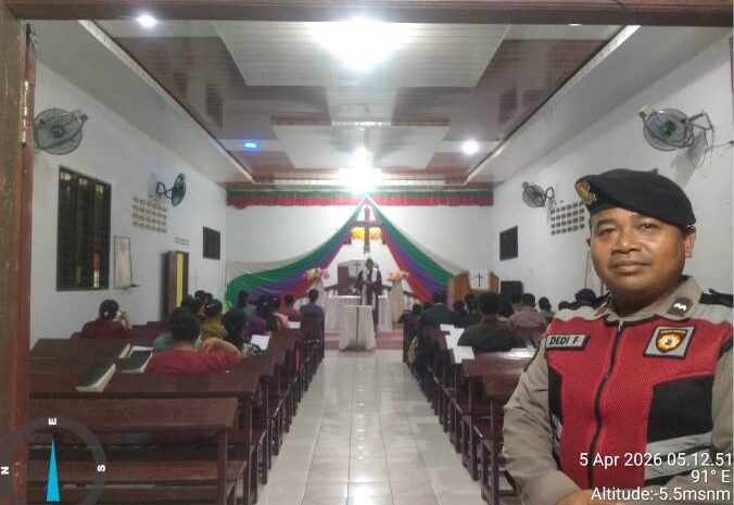  Polsek Labuhan Ruku Kawal Ibadah Subuh dan Jaga Keamanan Gereja