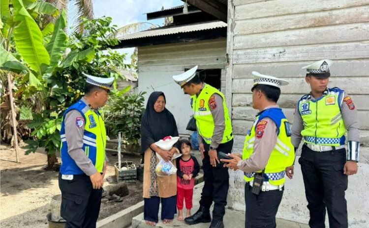  Satlantas Polres Batu Bara Gelar Bakti Sosial, Bagikan Sembako Untuk Lansia di Jumat Berkah