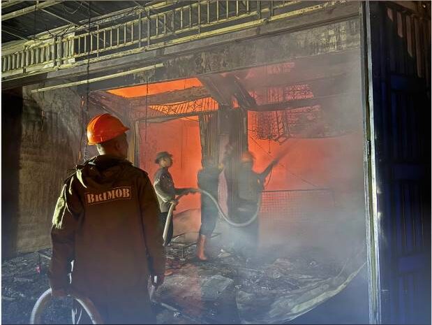 Kobaran Api di Gunung Sitoli Berhasil Dijinakkan! Sinergi Personel Brimob Polda Sumut Bersama Tim Gabungan Selamatkan Kawasan Pertokoan