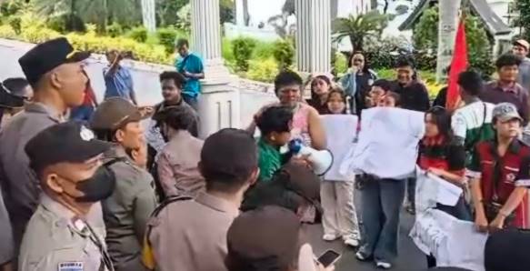  Massa Tembus Barikade, Sekda Siantar Junaedi Sitanggang Didemo Habis-habisan