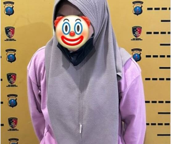  Seorang Wanita Ancam Karyawan Toko Ps Store Pakai Parang