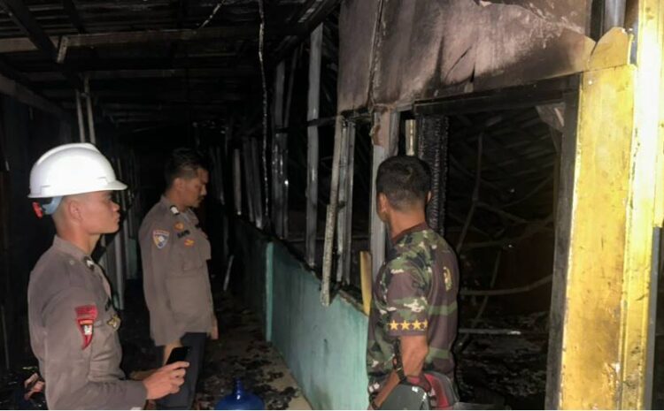 Babinsa dan Bhabinkamtibmas Sigap Bantu Penanganan Kebakaran Kos-kosan di Labota