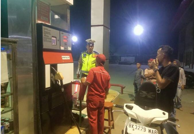  Personel Pos Lantas Sei Bejangkar Pastikan Pengisian BBM Normal