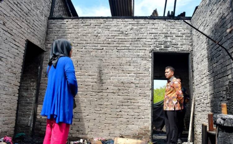  Wakil Bupati Sergai Tinjau Langsung Lokasi Kebakaran dan Serahkan Bantuan
