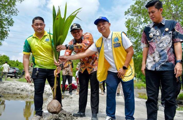  Pemkab Sergai dan Lions Club Gelar Penanaman Mangrove di Pantai Merdeka