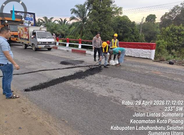  Polsek Kota Pinang Aspal Badan Jembatan Titi Kembar