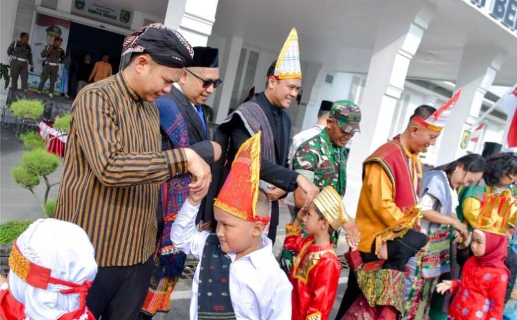  Mengenakan Pakaian Adat Jawa, Wabup Sergai Pimpin Upacara Hardiknas 2026
