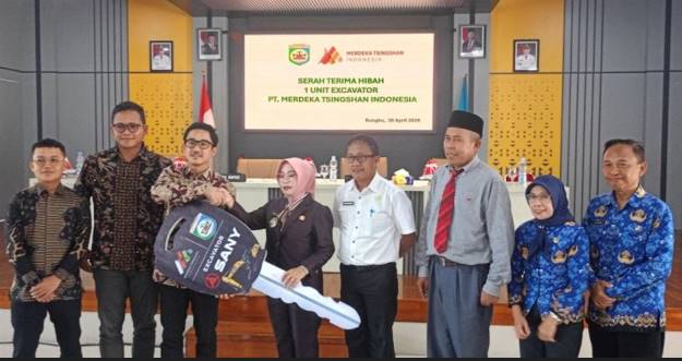  Wabup Morowali Terima Langsung Hibah Excavator PT MTI, Dorong Percepatan Penanganan Sampah