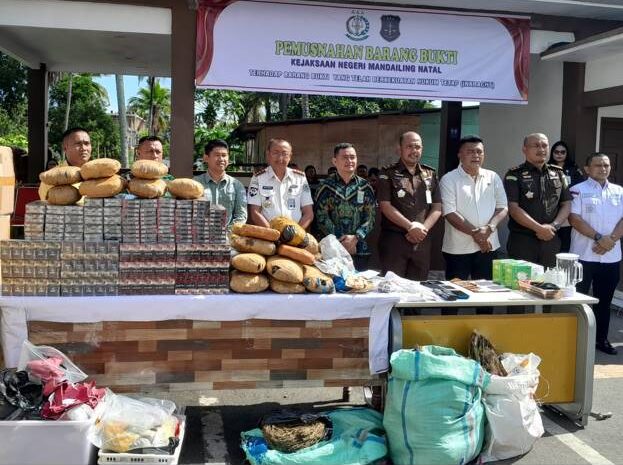  Kejari Madina Musnahkan Barang Bukti 35 Perkara Inkracht, Didominasi Narkotika dan 1,1 Juta Batang Rokok Ilegal