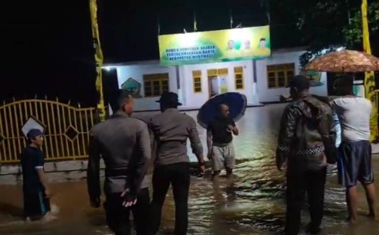  Bahu Membahu, Personel Polres Morowali dan Warga Bersihkan Sisa Material Akibat Banjir