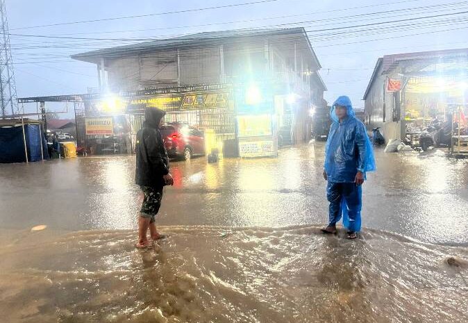  Babinsa Koramil 1311-09/Bahodopi Tetap Siaga dan Pantau Titik Rawan Banjir Saat Hujan Tinggi