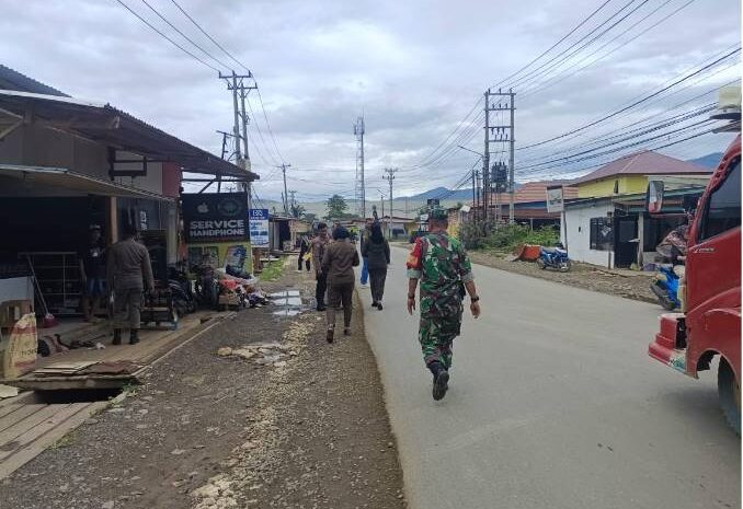  Babinsa Koramil 1311-09/Bahodopi Bersama Forkopimcan Bhabinkamtibmas Polsek Bahodopi Tertibkan Pedagang Kaki Lima