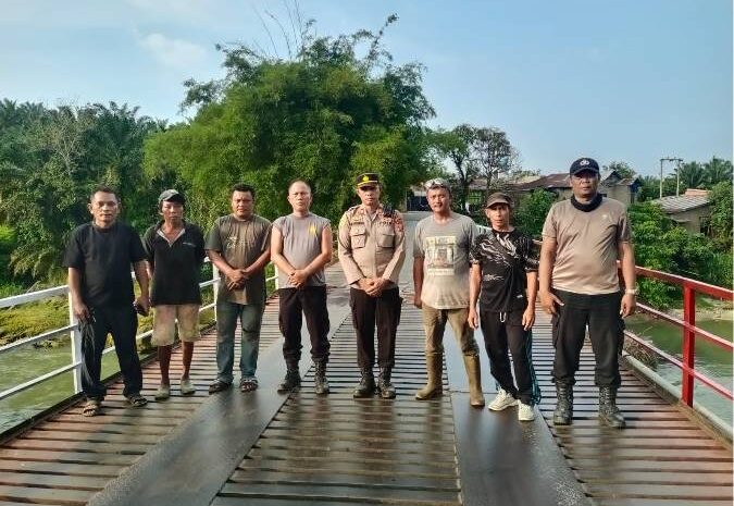  Sinergi dan Bakti, Kapolsek Kotarih Pimpin Langsung Perbaikan Jembatan Penghubung Antar Kabupaten