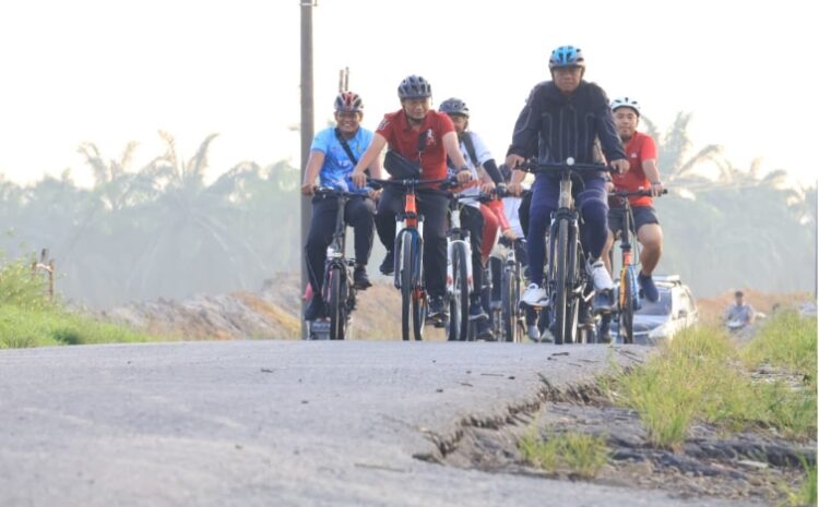  Gowes Jumat Pagi, Bupati Sergai Tinjau dan Serahkan Bantuan Untuk Korban Angin Kencang di Sei Rampah