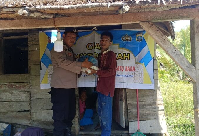  Bagi Sembako di Desa Nenas Siam, Polsek Medang Deras Tunjukkan Empati Polri