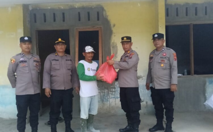  Kapolsek Lima Puluh Pimpin Pembagian Sembako, Pererat Kedekatan Dengan Masyarakat