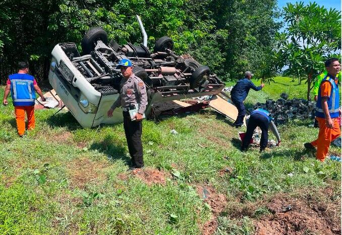  Pickup Isuzu Traga Terguling Akibat Pecah Ban, Tiga Orang Luka-Luka