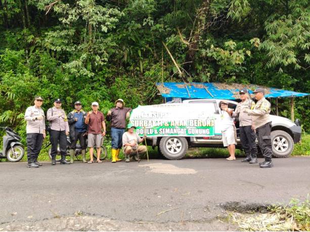  Polsek Berastagi Ikut Kerja Bakti di Jalur Wisata Semangat Gunung