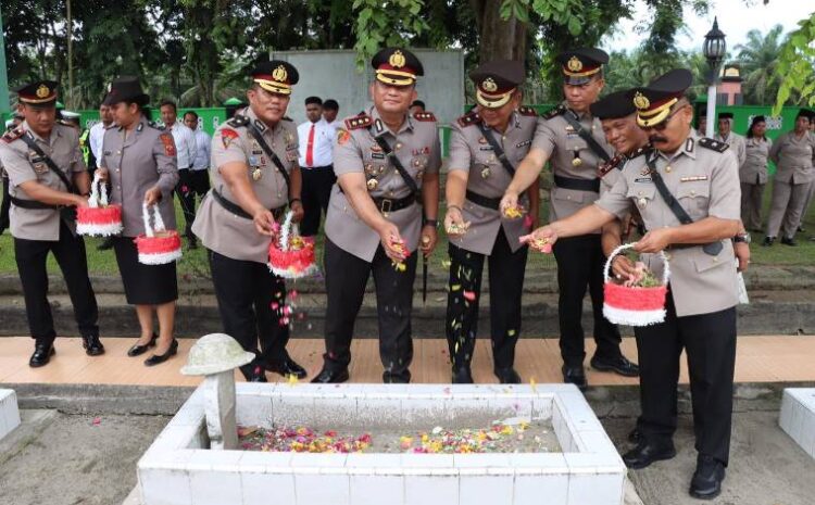  Tabur Bunga di Makam Pahlawan Kisaran, Bhayangkara Kenang Jasa Para Pejuang