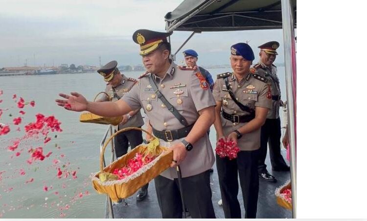  Kapolres Pelabuhan Belawan Ikuti Upacara Tabur Bunga Ke Laut dalam Rangka Hut Bhayangkara Ke-80