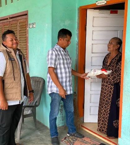  Satres Narkoba Turun Ke Desa Perkebunan Lima Puluh, Berbagi Sembako Sambil Imbau Bahaya Narkoba