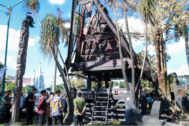  Tinjau Rumah Adat Sisingamangaraja Yang Terbakar , Wali Kota Medan Pastikan Segera Dilakukan Perbaikan