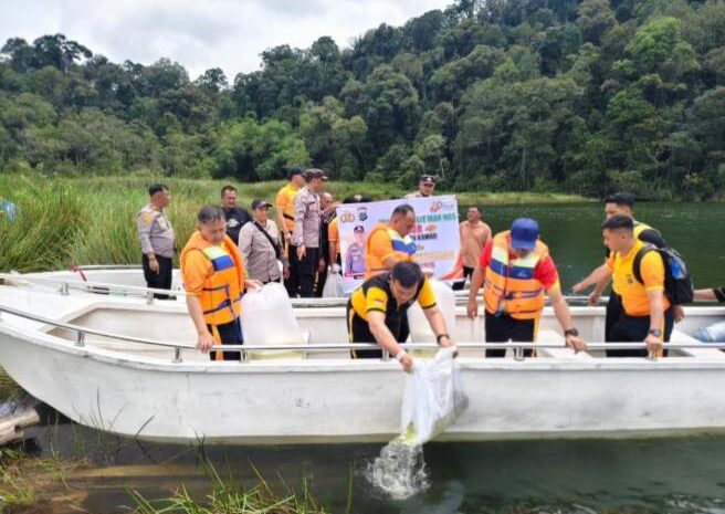  Tebar 10.000 Benih Ikan Mas di Danau Lau Kawar, Kapolres Karo Ajak Masyarakat Jaga Kelestarian Alam