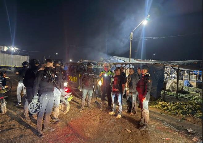  Tim Lingkaber Polres Karo Bubarkan Kerumunan Remaja dan Tertibkan Knalpot Brong