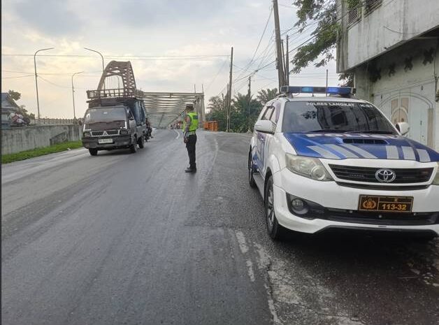  Personel Satlantas Polres Langkat Laksanakan Pengaturan Lalu Lintas Pagi