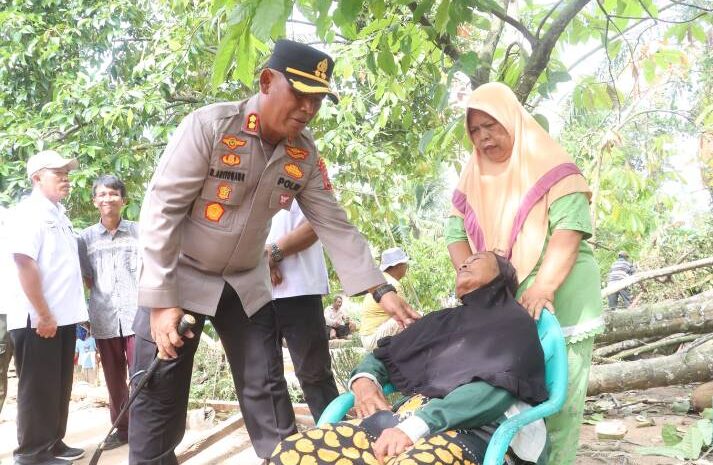  Kapolres Simalungun Turun Langsung, Salurkan Bantuan Kemanusiaan Bagi Korban Angin Puting Beliung di Pematang Bandar
