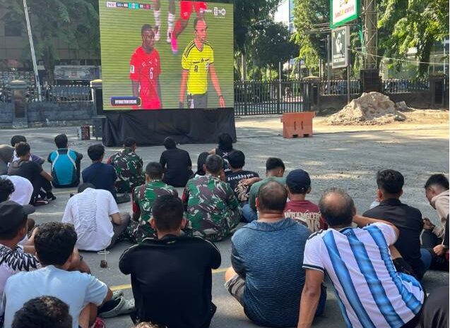  Dandim 0201/Medan Bersama Ratusan Warga dan Pelaku UMKM Bergembira Lewat Nobar Piala Dunia 2026
