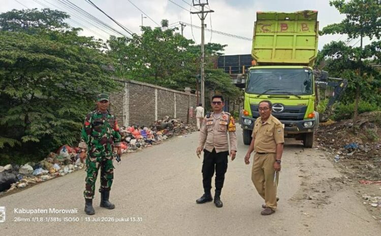  Babinsa Koramil 1311-09/Bahodopi Dampingi Pembersihan Sampah di Desa Fatufia