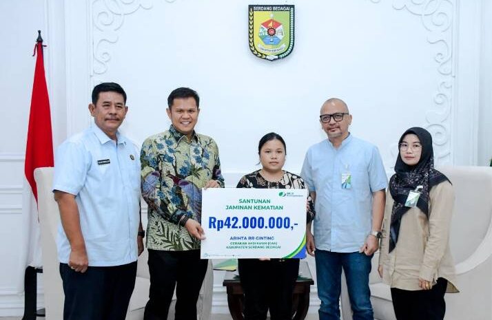  Wabup Sergai Serahkan Santunan JKM BPJS Ketenagakerjaan Kepada Ahli Waris Guru SM
